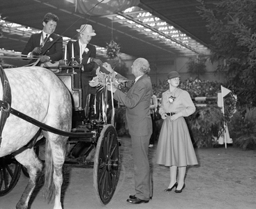 103032 Afbeelding van de uitreiking van een prijs door prof. dr. W.J.G. van der Mey (voorzitter van het Warmbloed ...